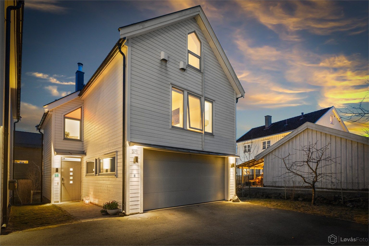 Nordstrand Idrettsforening («Niffen») med håndballhall og kunstgressbane ligger kun 200 meter unna.