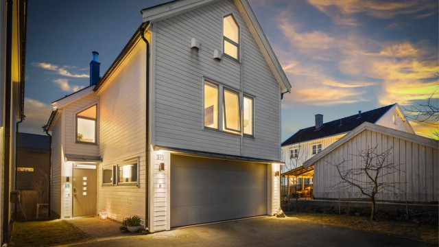 Nordstrand Idrettsforening («Niffen») med håndballhall og kunstgressbane ligger kun 200 meter unna.