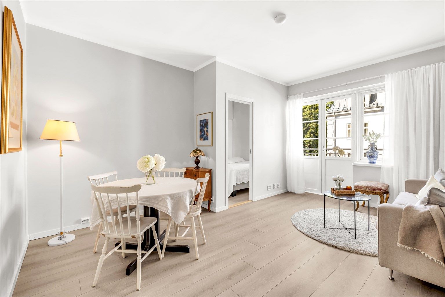 Store vindusflater slipper inn rikelig med naturlig lys og gir leiligheten en luftig atmosfære.
