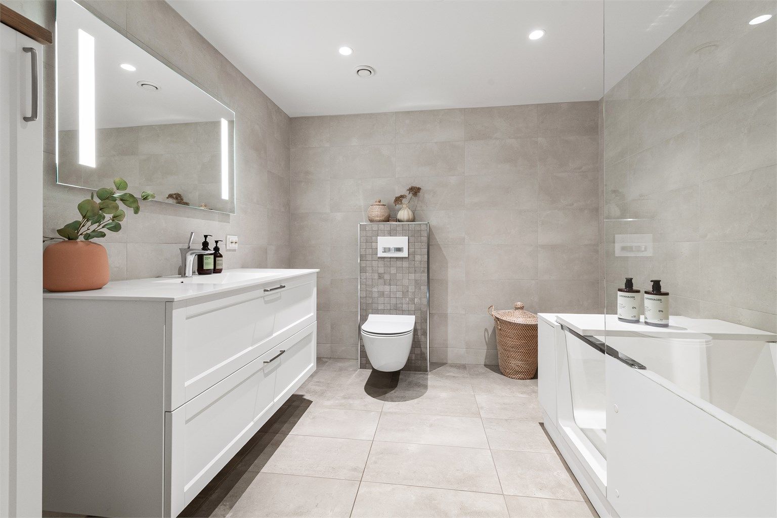 Hovedbadet ble oppgradert i 2018 og har delikate fliser, gulvvarme og downlights i taket