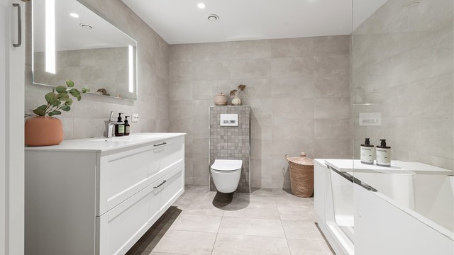 Hovedbadet ble oppgradert i 2018 og har delikate fliser, gulvvarme og downlights i taket