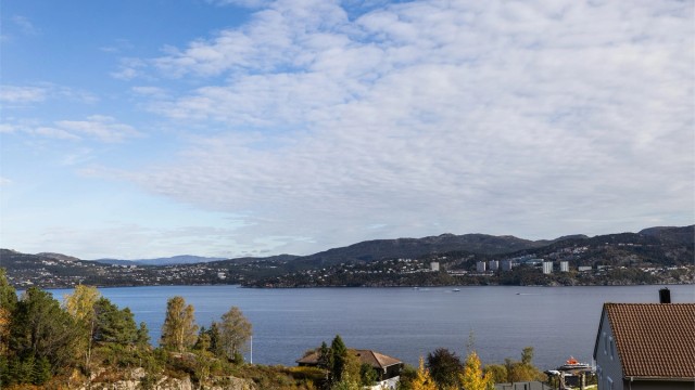 Tomtene har en fantastisk beliggenhet med vidstrakt utsikt over nærområdet og videre mot sjø. Nyere boligfelt som er utbygget med flermannsboliger og eneboliger.
Ca. 5 min. kjøring til Kleppestø og ca. 17 min kjøring til Bergen sentrum.