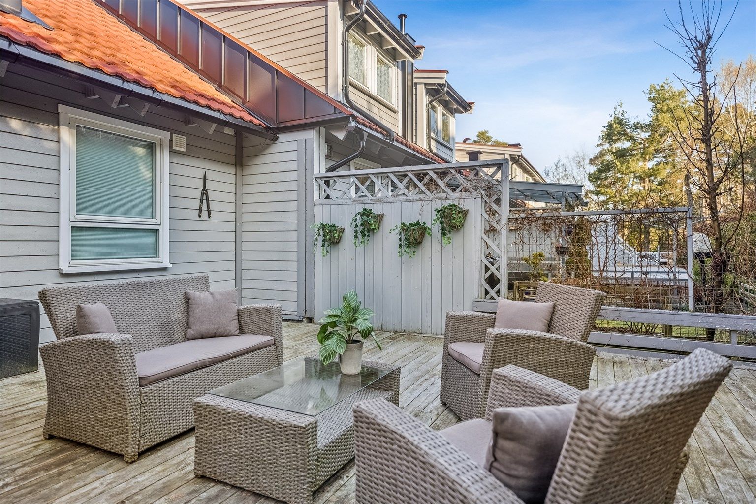 Terrassen utenfor kjøkkenet er usjenert og gir et lunt og privat uteområde.