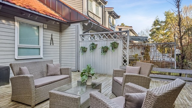 Terrassen utenfor kjøkkenet er usjenert og gir et lunt og privat uteområde.