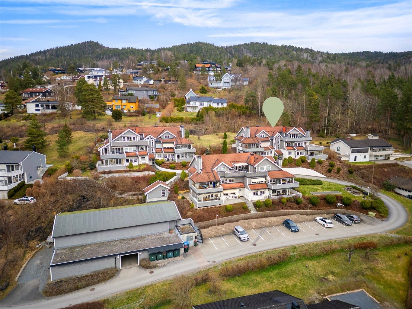 Turstien på den gamle jernbanelinja ligger rett bak eiendommen, og derfra kan du gå rett inn i til Kjekstadmarka med suverene turmuligheter både sommer og vinter. 