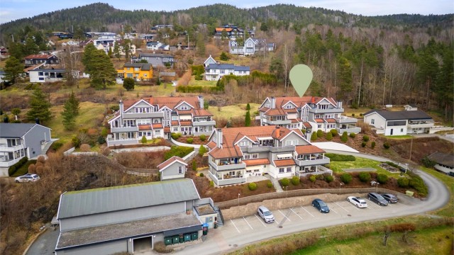 Turstien på den gamle jernbanelinja ligger rett bak eiendommen, og derfra kan du gå rett inn i til Kjekstadmarka med suverene turmuligheter både sommer og vinter.