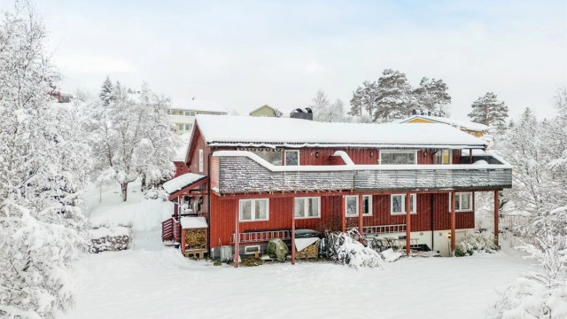 Velkommen til Brænnes veg 12B, og denne flotte halvparten beliggende i ettertraktet område ved Kyvannet på Byåsen.
Foto av Harald Wanvik ved Interiørfoto.