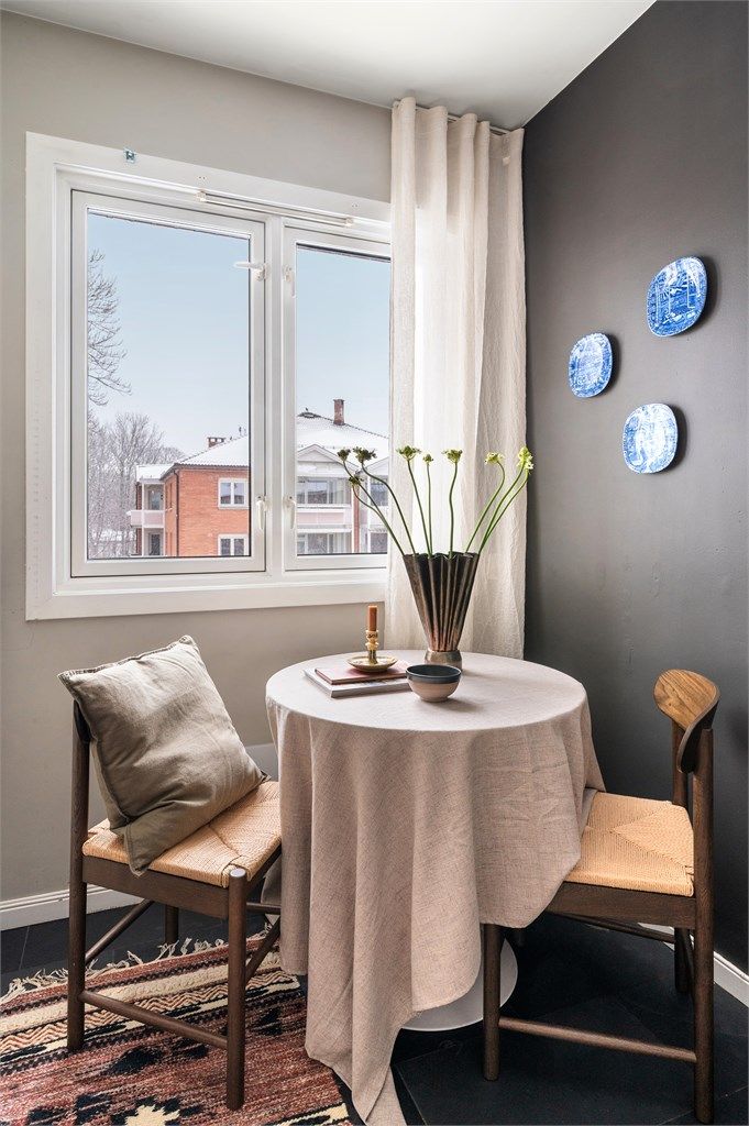 Kjøkkenet har også plass til en hyggelig spisekrok ved vinduet.