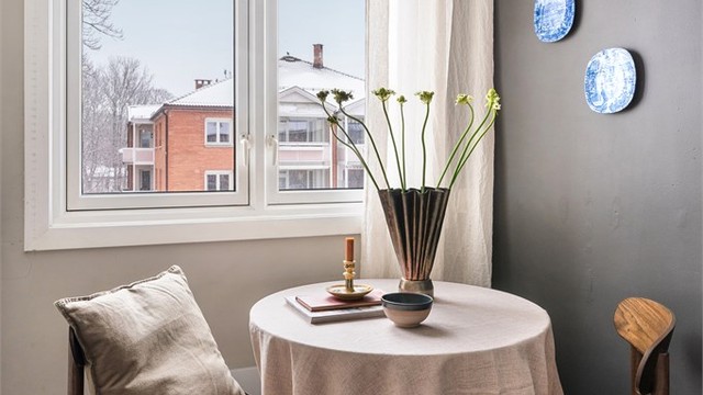 Kjøkkenet har også plass til en hyggelig spisekrok ved vinduet.