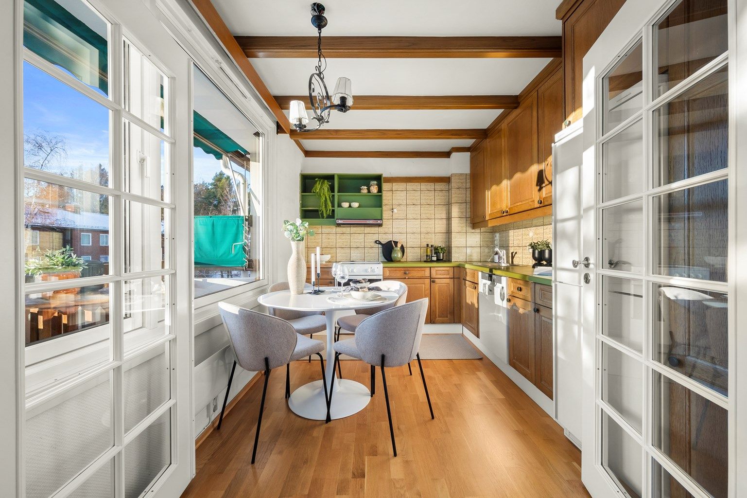 Velkommen til Fjordveien 61A - en lys og romslig 4-roms topp- og endeleilighet med oppussingsbehov og attraktiv og sjønær beliggenhet på nedre Høvik