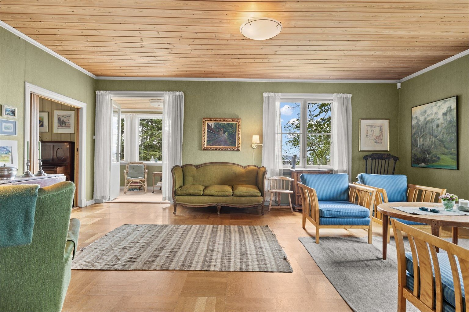 Doble dører åpner opp mot stuen og hagestuen og trekker hagen og utsikten inn i stuen.