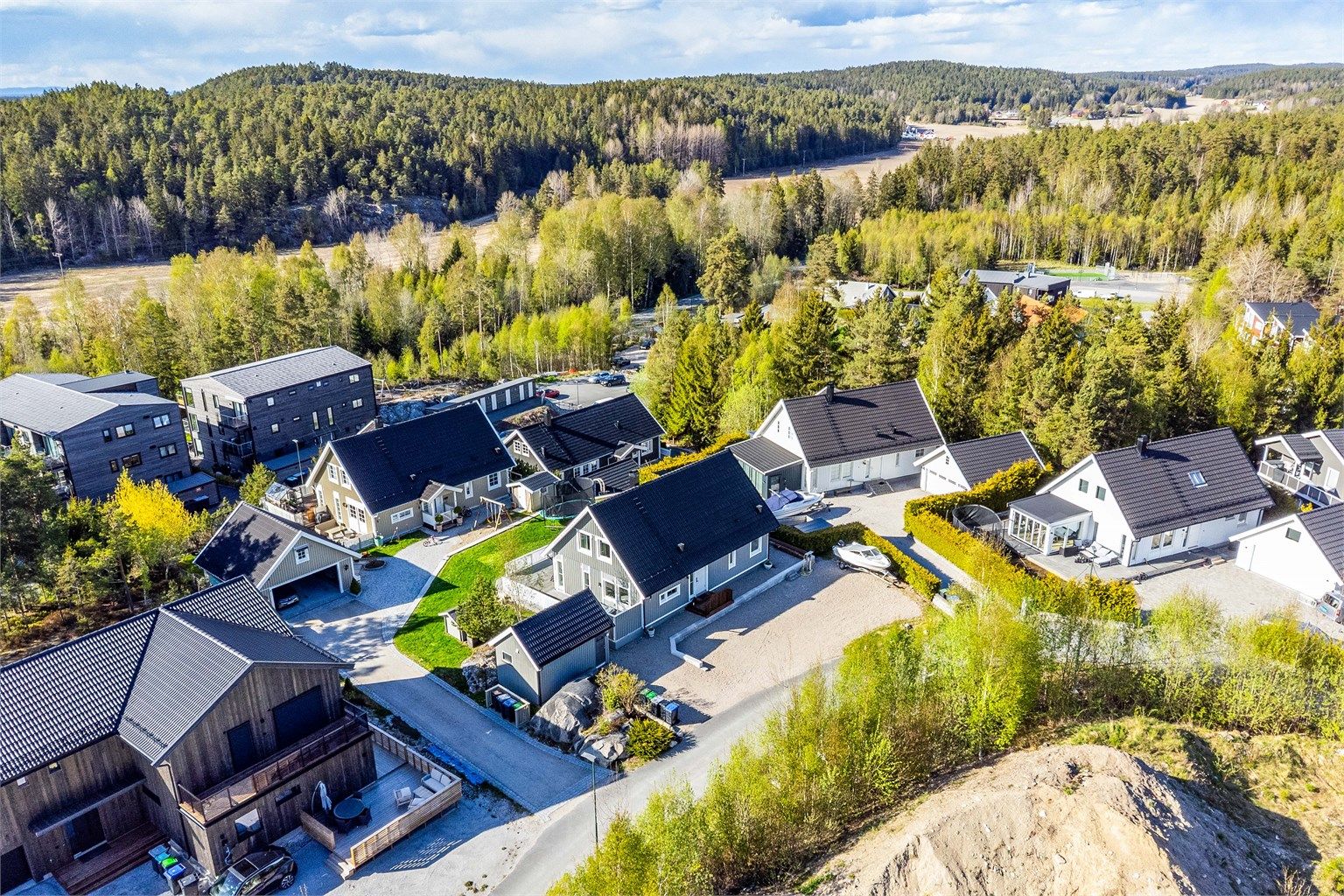 I Ryllikveien bor du landlig og får nærmest umiddelbar tilgang til store skogsområder med mange turmuligheter.