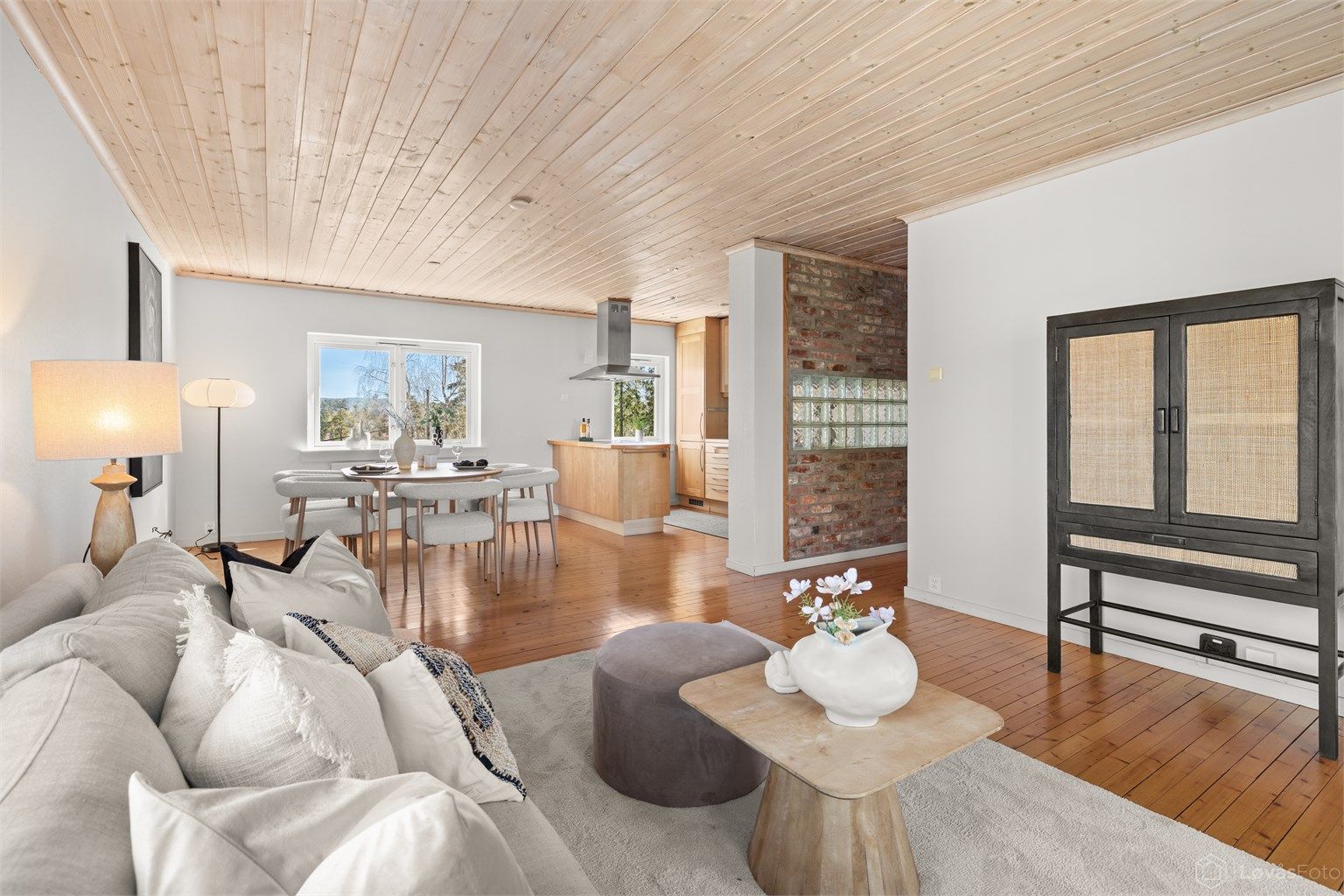 God plass til møblering av både salong og spisestue