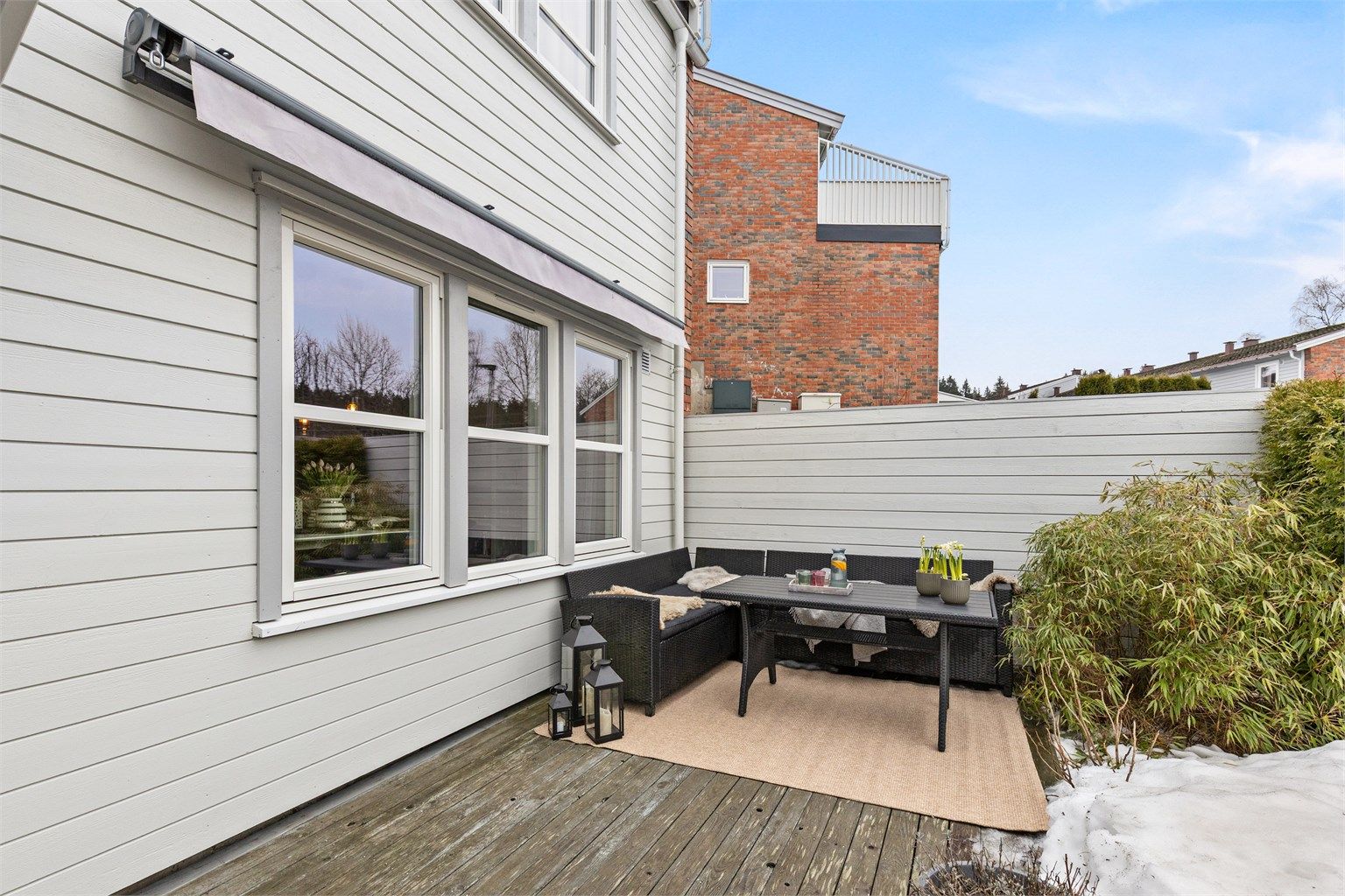 Boligen har en skjermet og vestvendt markterrasse på ca. 20 m² med gode solforhold.