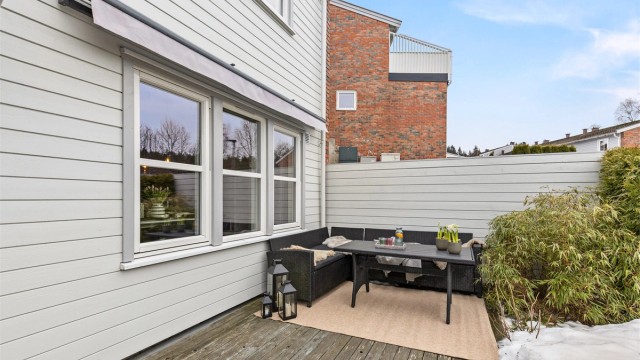 Boligen har en skjermet og vestvendt markterrasse på ca. 20 m² med gode solforhold.