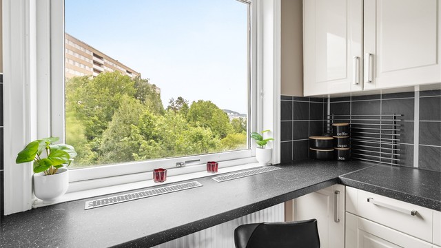 En praktisk barløsning ved vinduet gir en hyggelig spiseplass med utsikt.