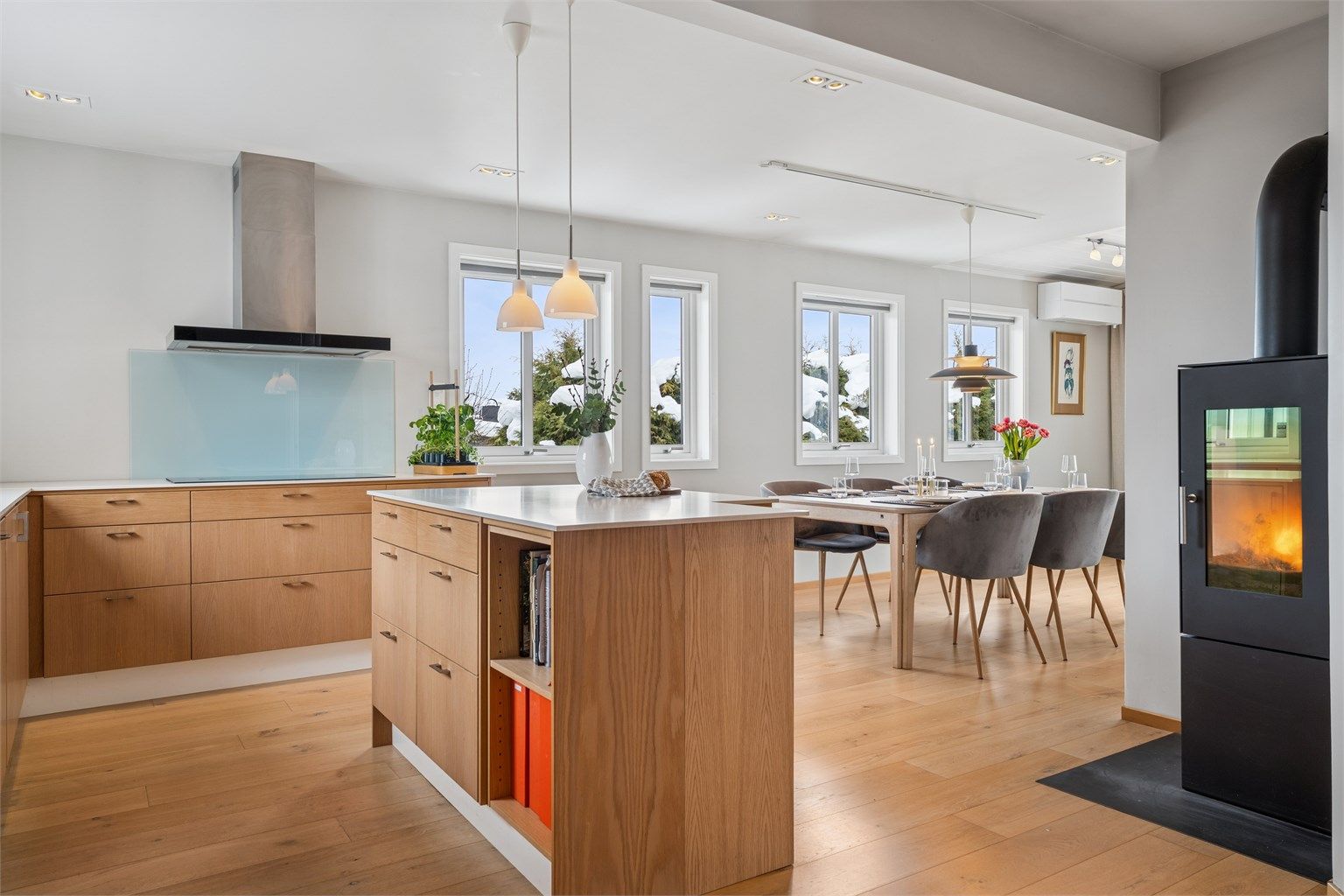 Boligens hoveddel går over to plan og har gjennomgående gode lysforhold og er uten innsyn. 