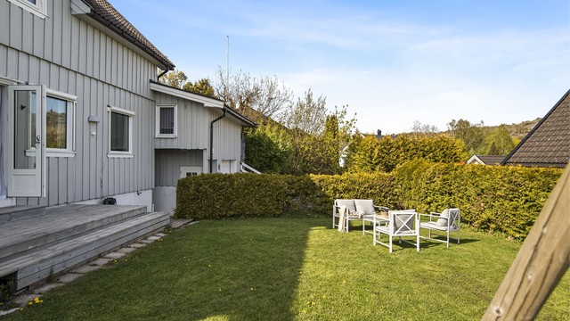Fra hagen er det enkel adkomst til husets første etasje.