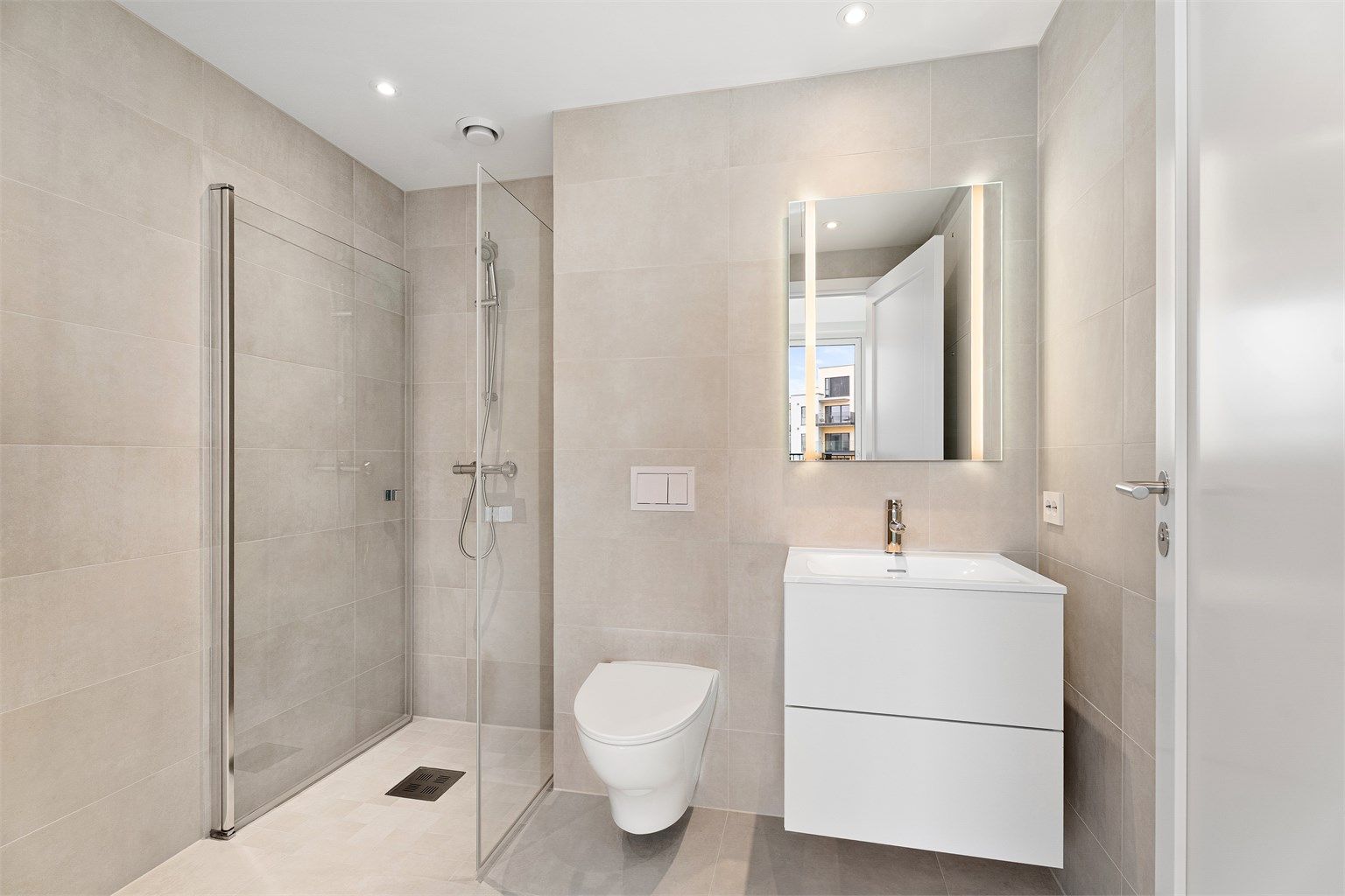 Lekkert lyst fliselagt bad 