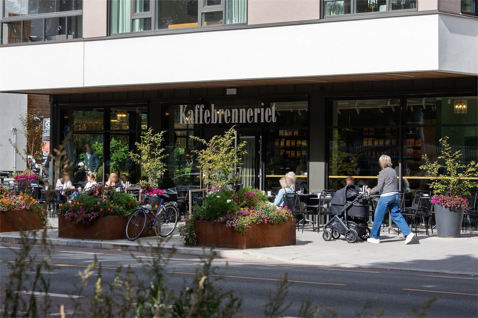 Start dagen med en kaffe fra favorittkaféen eller avslutt kvelden på en av de mange restaurantene og vinbarene som gjør Majorstuen til et av Oslos mest levende nabolag.