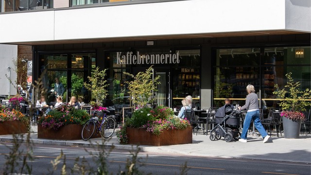 Start dagen med en kaffe fra favorittkaféen eller avslutt kvelden på en av de mange restaurantene og vinbarene som gjør Majorstuen til et av Oslos mest levende nabolag.