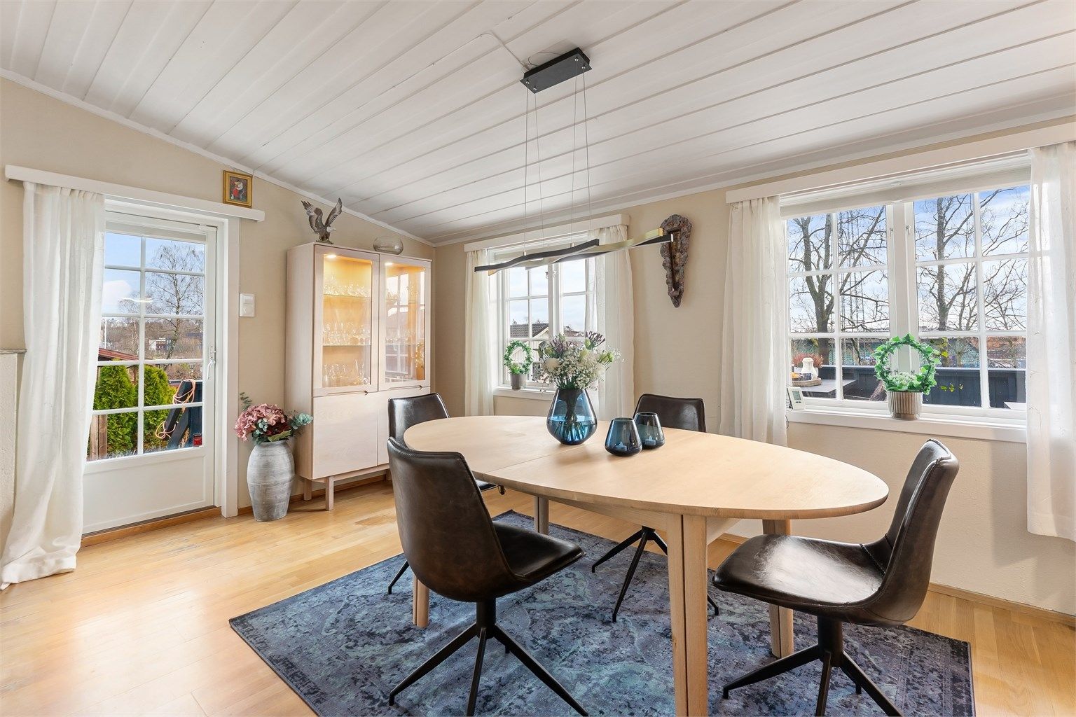 Spisestuen har god plass til langbord og direkte utgang til terrassen.