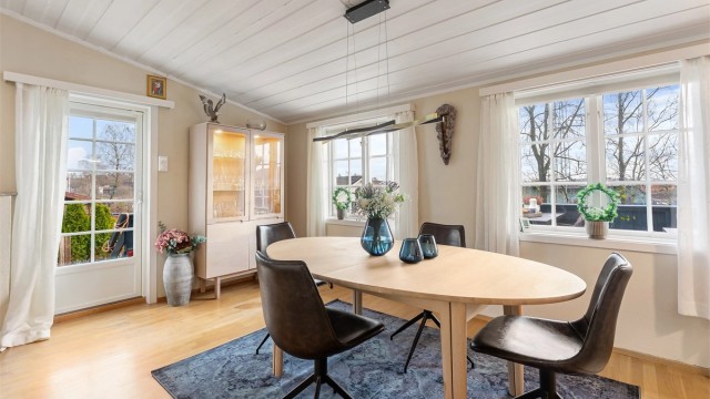 Spisestuen har god plass til langbord og direkte utgang til terrassen.