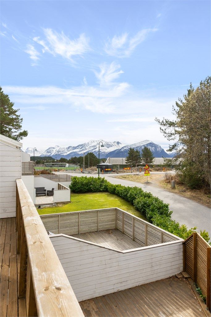 Utsikt fra verandaen mot nærområdet og fjellene i horisonten.