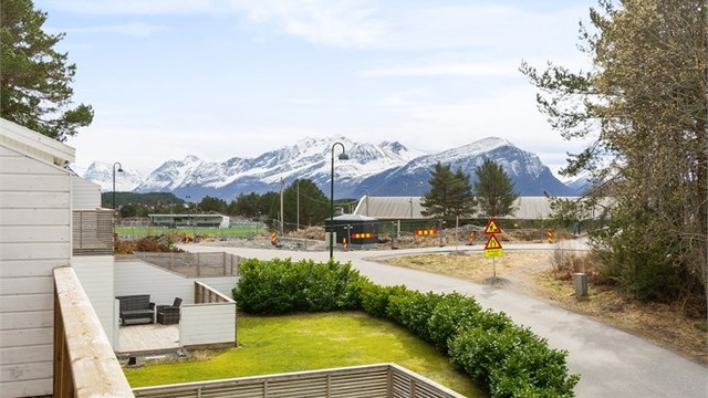 Utsikt fra verandaen mot nærområdet og fjellene i horisonten.