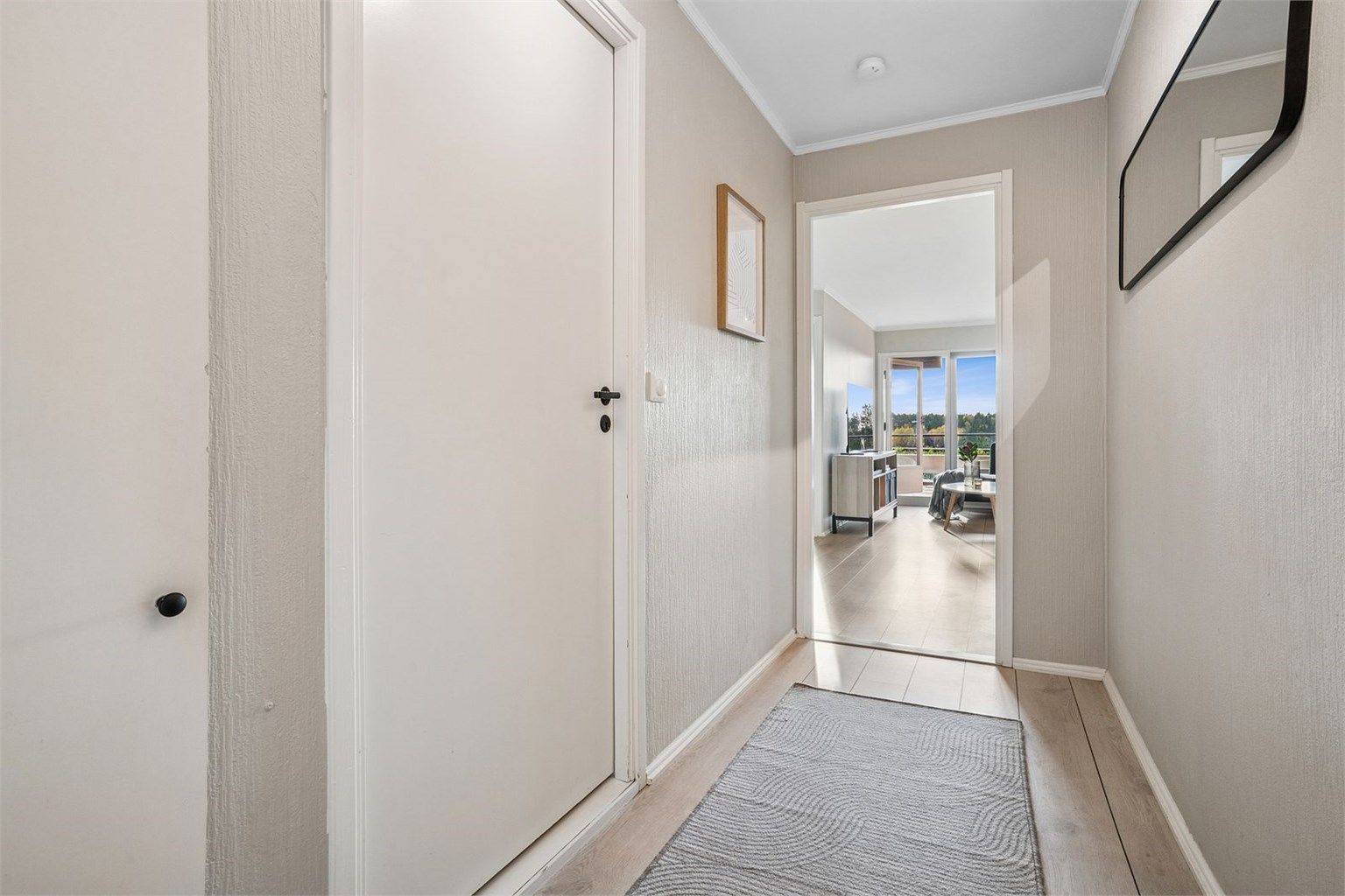 Fra entréen kommer du inn i leilighetens åpne fellesareal.