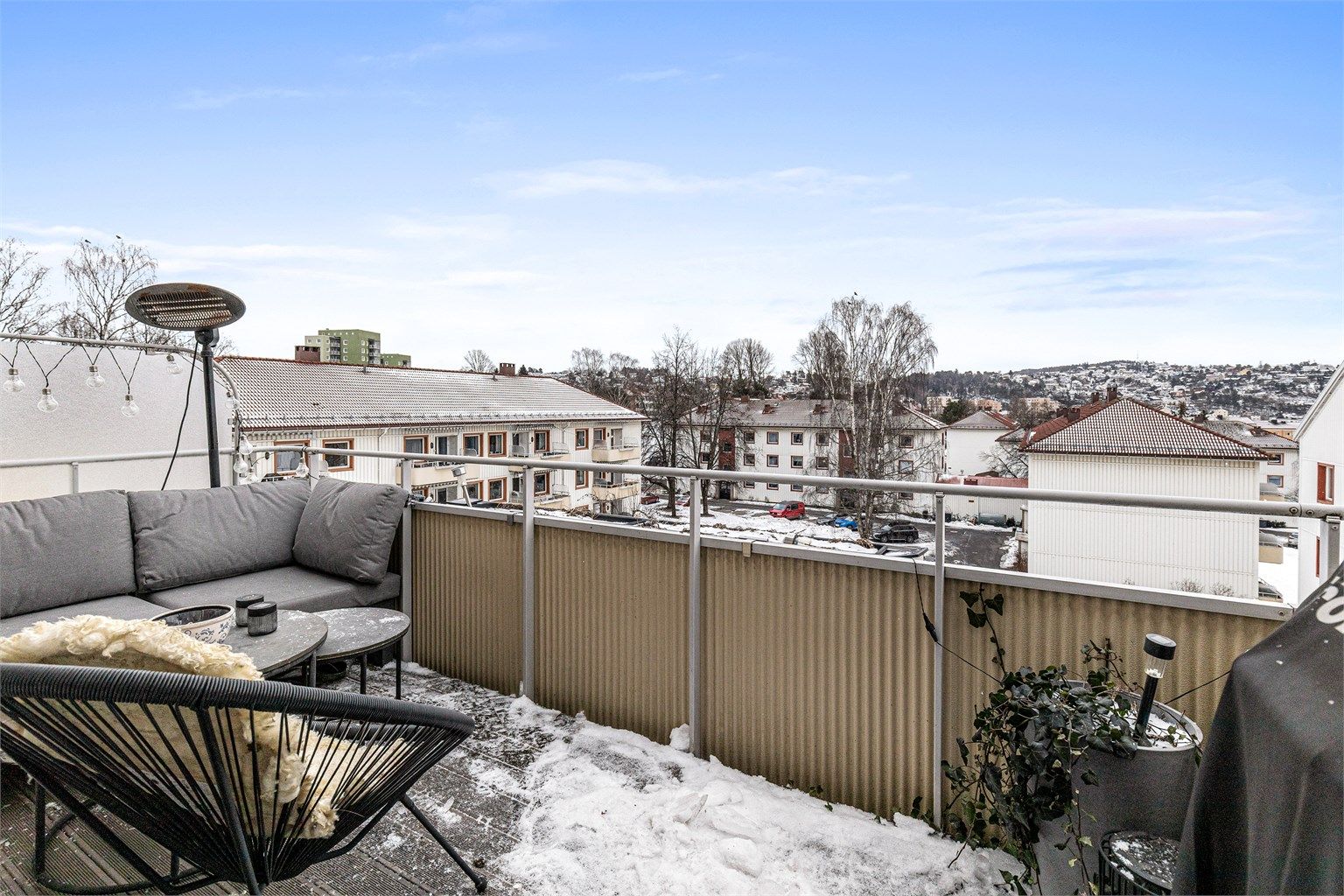 En romslig og stilren 3-roms med stor balkong, sentral beliggenhet og nærhet til det du har behov for.