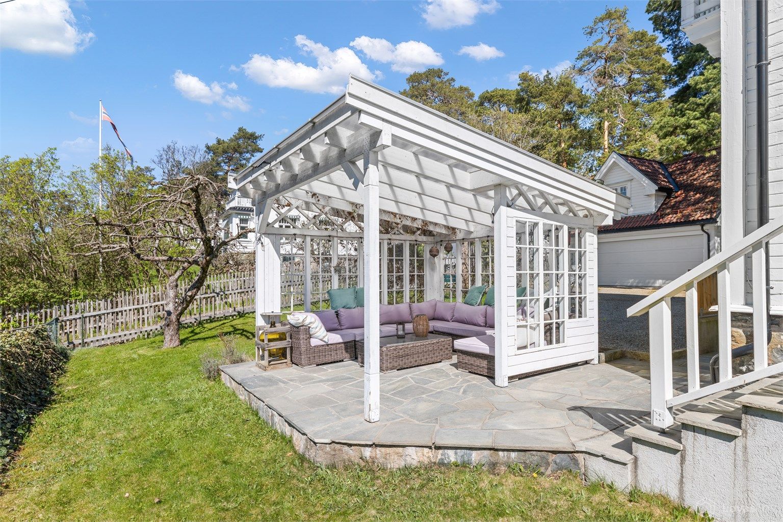 Støpt skiferlagt terrasse på ca. 26 kvm. med pergola på ca. 11 kvm