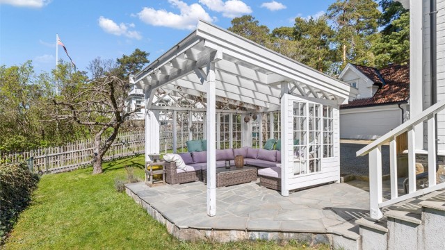 Støpt skiferlagt terrasse på ca. 26 kvm. med pergola på ca. 11 kvm