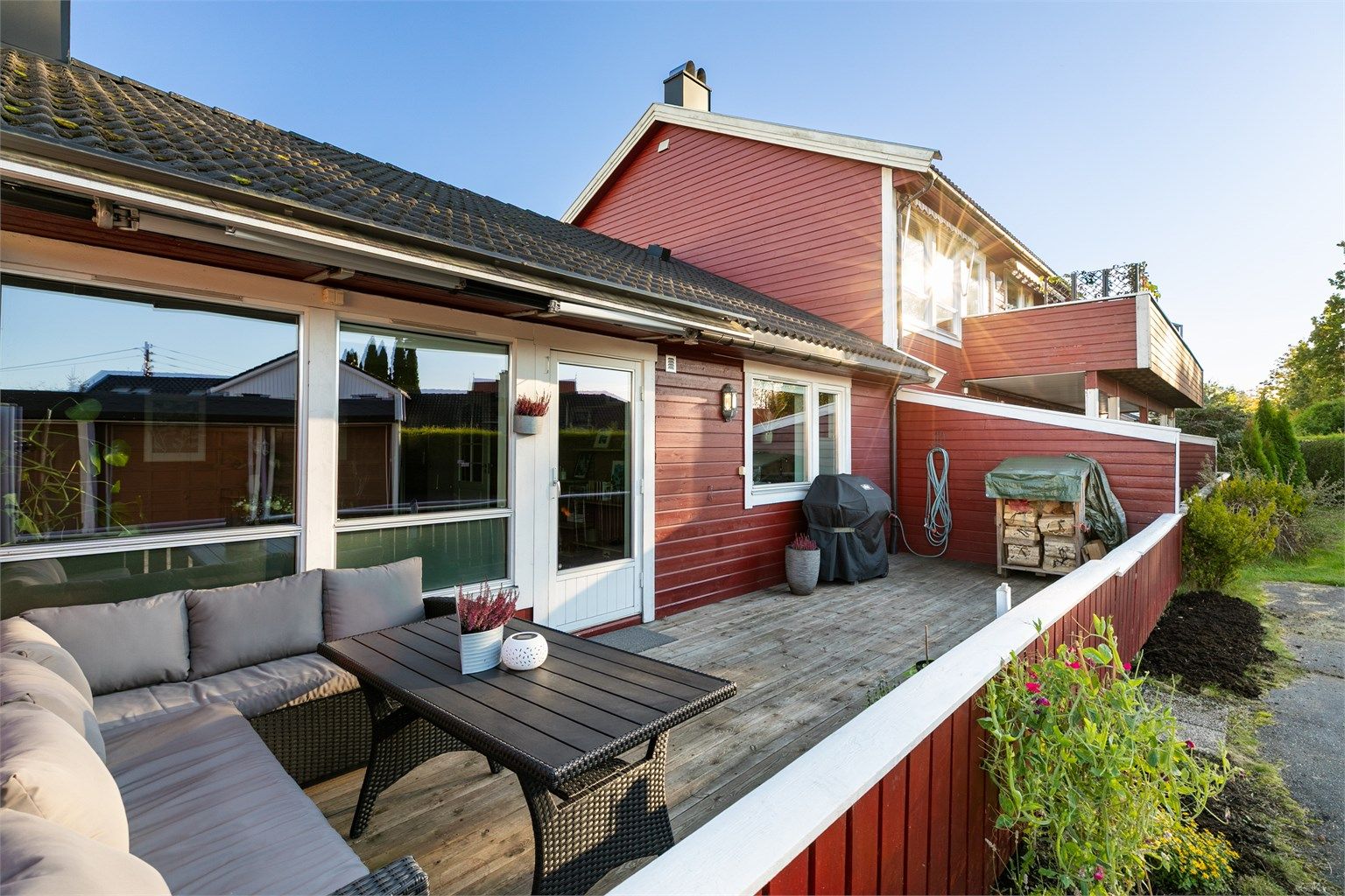 To romslige terrasser, én foran og én bak, gir deg tilgang til solen dagen gjennom sommerstid. Denne siden er solfylt fra tidlig ettermiddag til kveld. Fotograf; Børge Oppegård.