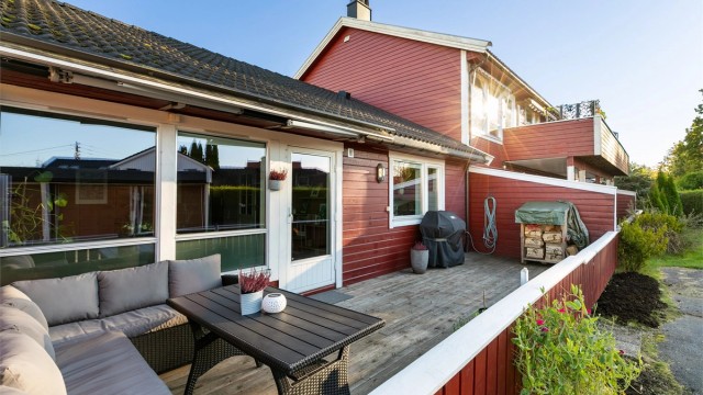 To romslige terrasser, én foran og én bak, gir deg tilgang til solen dagen gjennom sommerstid. Denne siden er solfylt fra tidlig ettermiddag til kveld. Fotograf; Børge Oppegård.