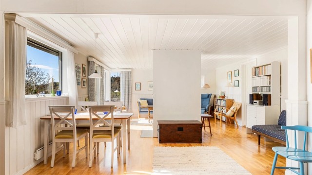 Hytta er koselig innredet og holder en typisk «sommerhyttestandard», med for det meste klassisk parkett på gulvene og panel på veggene. Veggoverflatene er malt i lyse og sommerlige farger.