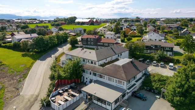 Del av innholdsrikt næringslokale med 8 av 20 seksjoner til salgs.