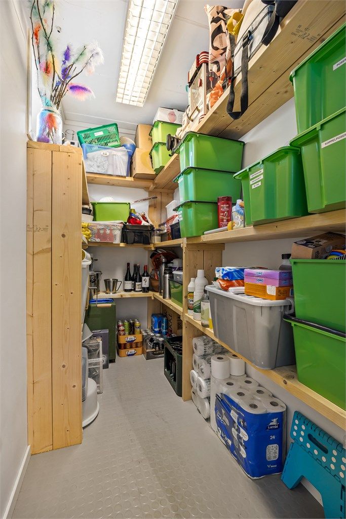 Boligen har svært god lagringskapasitet, med blant annet tre boder i kjelleren.