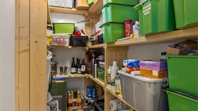 Boligen har svært god lagringskapasitet, med blant annet tre boder i kjelleren.