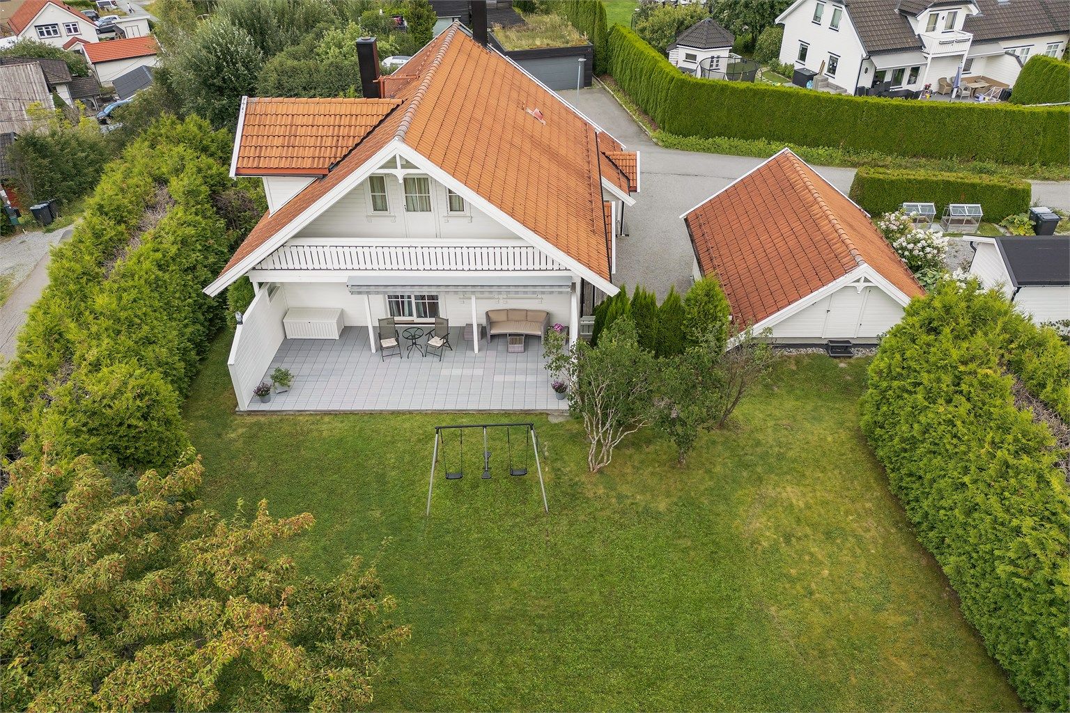 Eiendommen ligger i et etablert og barnevennlig boligområde på Langhus.