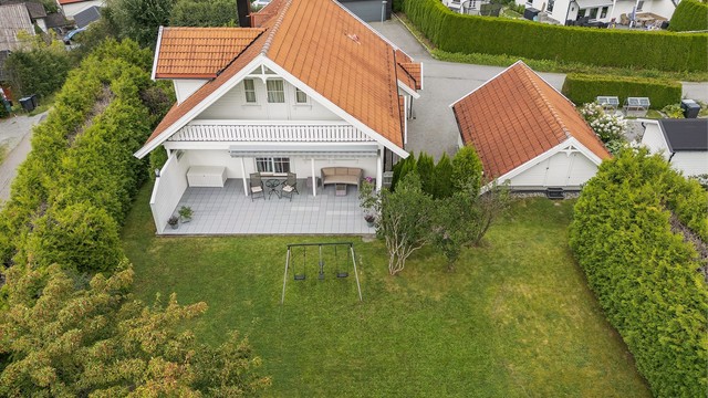 Eiendommen ligger i et etablert og barnevennlig boligområde på Langhus.