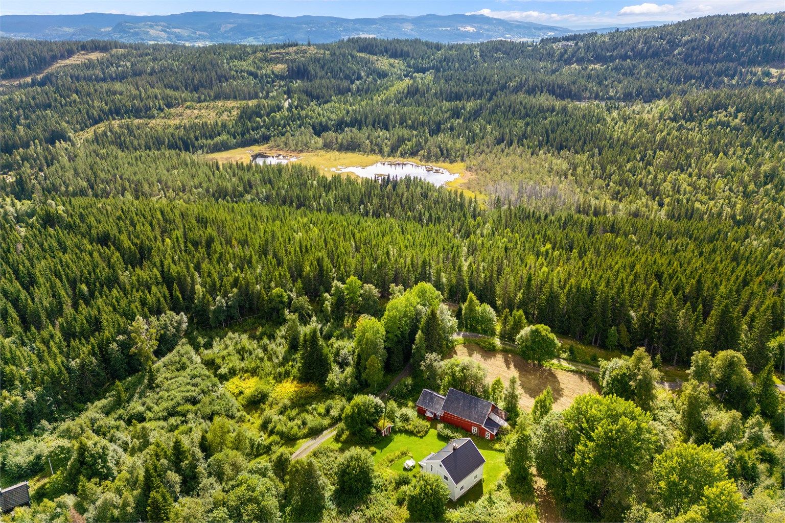 Området er kjent for den særegne samlingen av små hytter og staller – en slags historisk «hytteby». Mange av bygningene har røtter i skogsarbeid og er i dag brukt som fritidsboliger. 