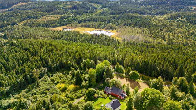 Området er kjent for den særegne samlingen av små hytter og staller – en slags historisk «hytteby». Mange av bygningene har røtter i skogsarbeid og er i dag brukt som fritidsboliger.