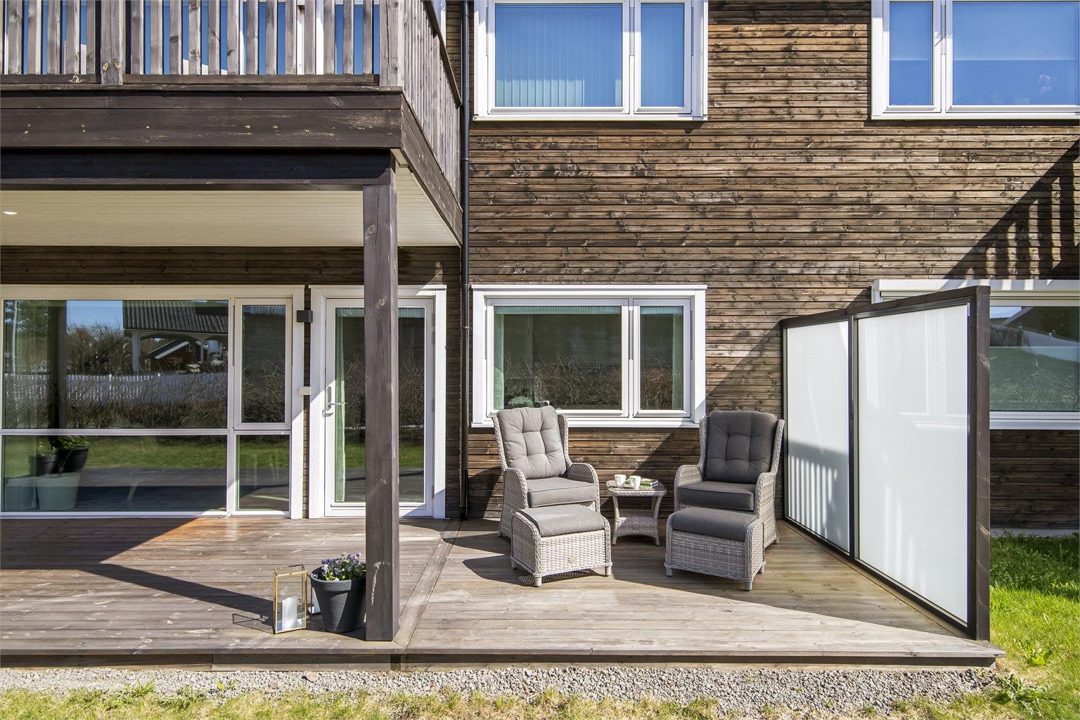 Nyt solrike dager på stor, delvis overbygget, vestvendt terrasse på 26 m² 