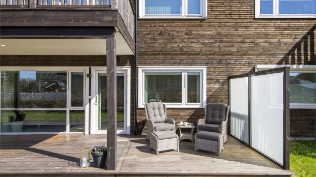 Nyt solrike dager på stor, delvis overbygget, vestvendt terrasse på 26 m²