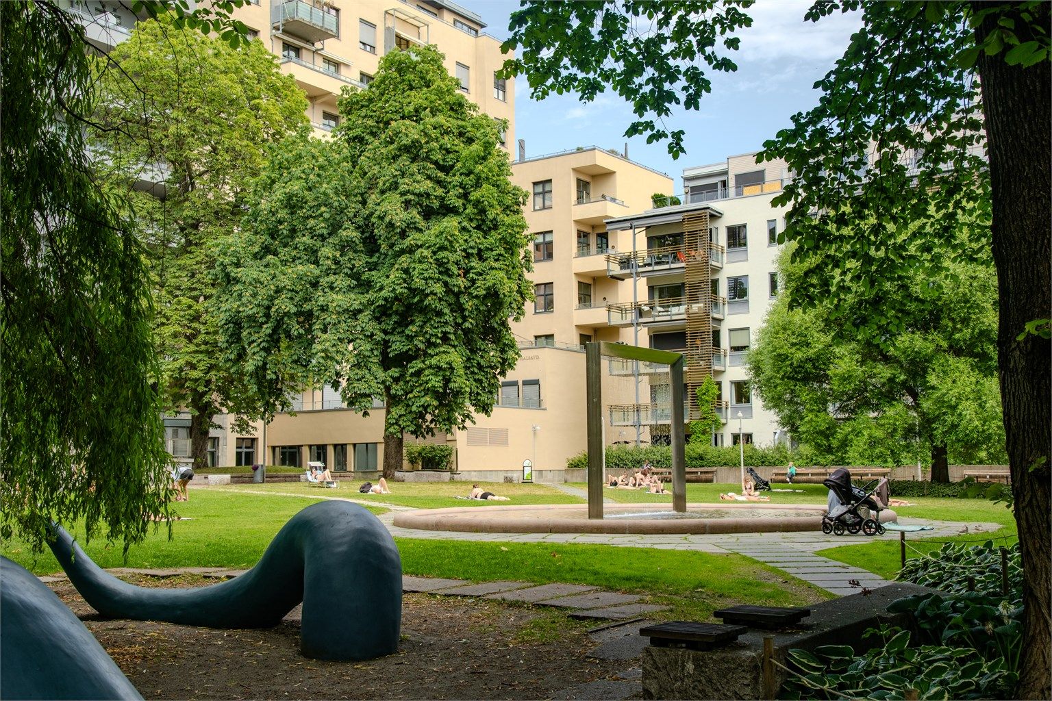 Store, bilfrie fellesområder gir rom for rekreasjon og sosialt samvær.