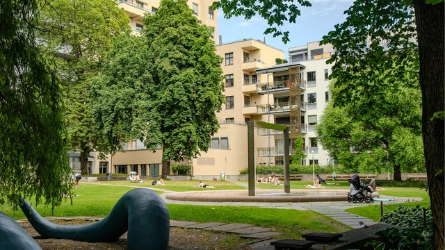 Store, bilfrie fellesområder gir rom for rekreasjon og sosialt samvær.