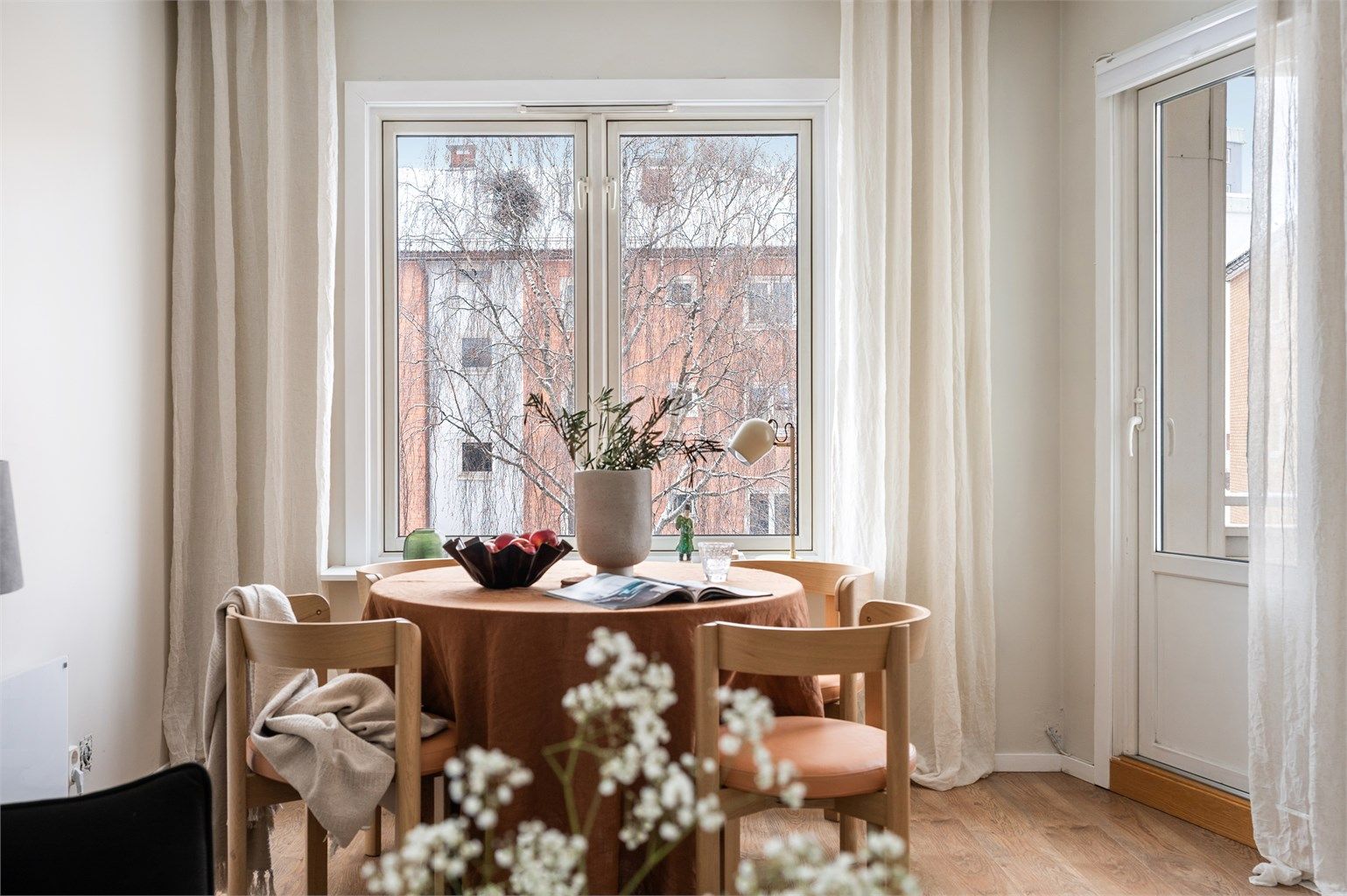 Her er det gode muligheter for å invitere venner og familie på middagsselskaper. 