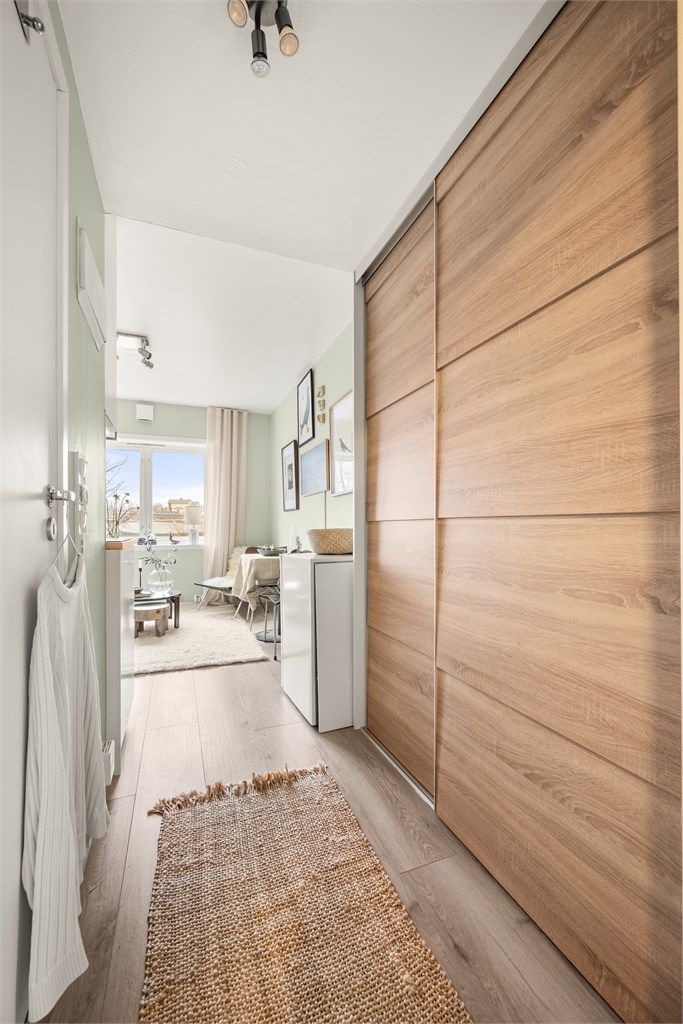 Stor skyvedørsgarderobe som gir god plass til klær, yttertøy og sko. 