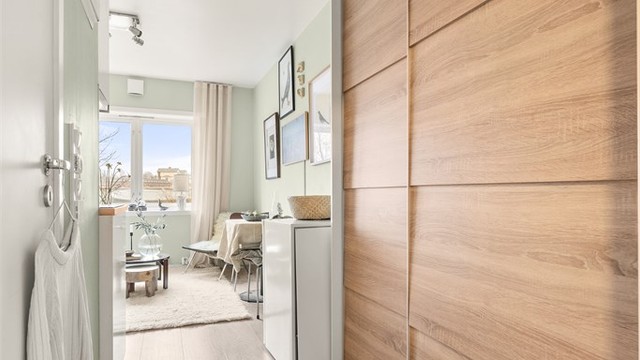 Stor skyvedørsgarderobe som gir god plass til klær, yttertøy og sko.